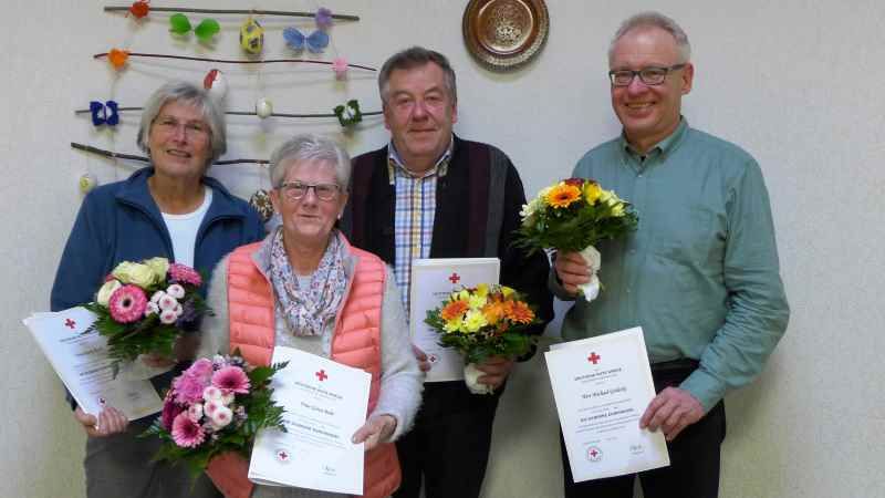 Geehrt für 25 Jahre Mitgliedschaft: Karin Koch (von links), Gitta Behr, Hermann Behr und Michael Gödecke.  Nicht auf dem Bild: Elke Henk, Thomas Jenzen und Sigrid Schroeder. | Foto: ein