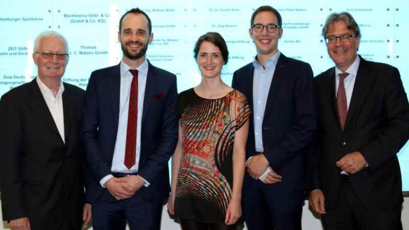 (v.l.n.r.) Rolf Dalheimer, Richard Bäumer, Anne Rynek, Maximilian Stark, TUHH-Präsident Ed Brinksma. | Foto: ein