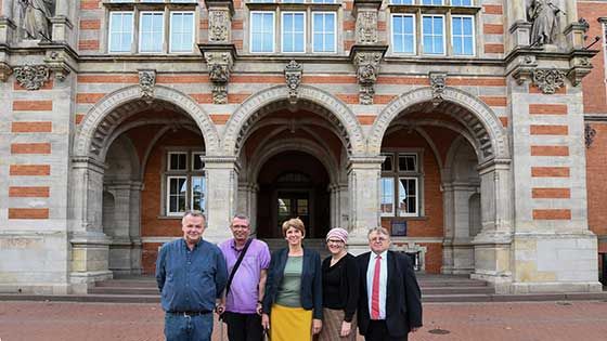 Demonstrieren Harmonie: Jörn Lohmann (Die Linke), Holger Böhm (SPD), Britta Herrmann (Grüne), Clausia Loss und Frank Richter (beide SPD) (v.L.). | Foto: Niels Kreller