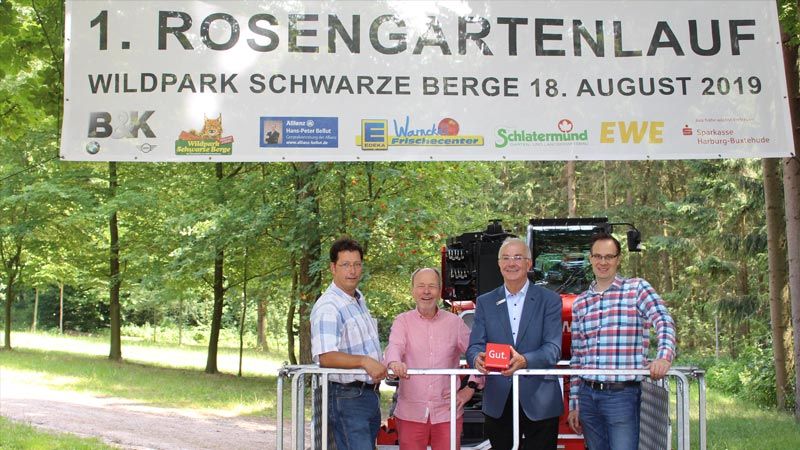 Freuen sich auf viele Teilnehmer beim 1. Rosengartenlauf:   Arne Vaubel (von links), Geschäftsführer Wildpark, Volkslauf-Organisator Jürgen Buck, Wilfried Wiegel, Sparkasse Harburg-Buxtehude und Mark Schütter, Geschäftsführer Hausbruch- Neugrabener Turnerschaft. | Foto: Wolfgang Gnädig