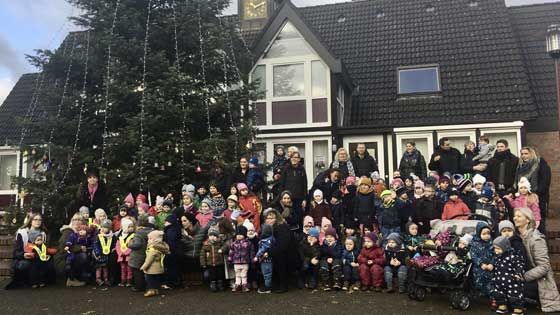 Einer der schönsten und sicherlich auch größten Weihnachtsbäume Seevetals steht in Maschen. | Foto: ein/Angelika Tumuschat-Bruhn