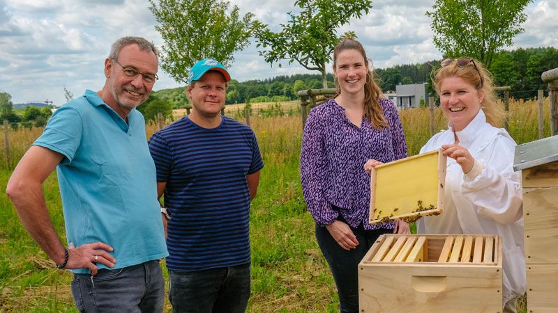 Freuen sich über die neuen Bewohner: Thomas Söller (von links), Jörn-Peter Schäfer, Boymann Garten- und Landschafts- bau, Jennifer Coordes, Projektmanagerin der WLH und Gina Grimaldi. | Foto: Helms