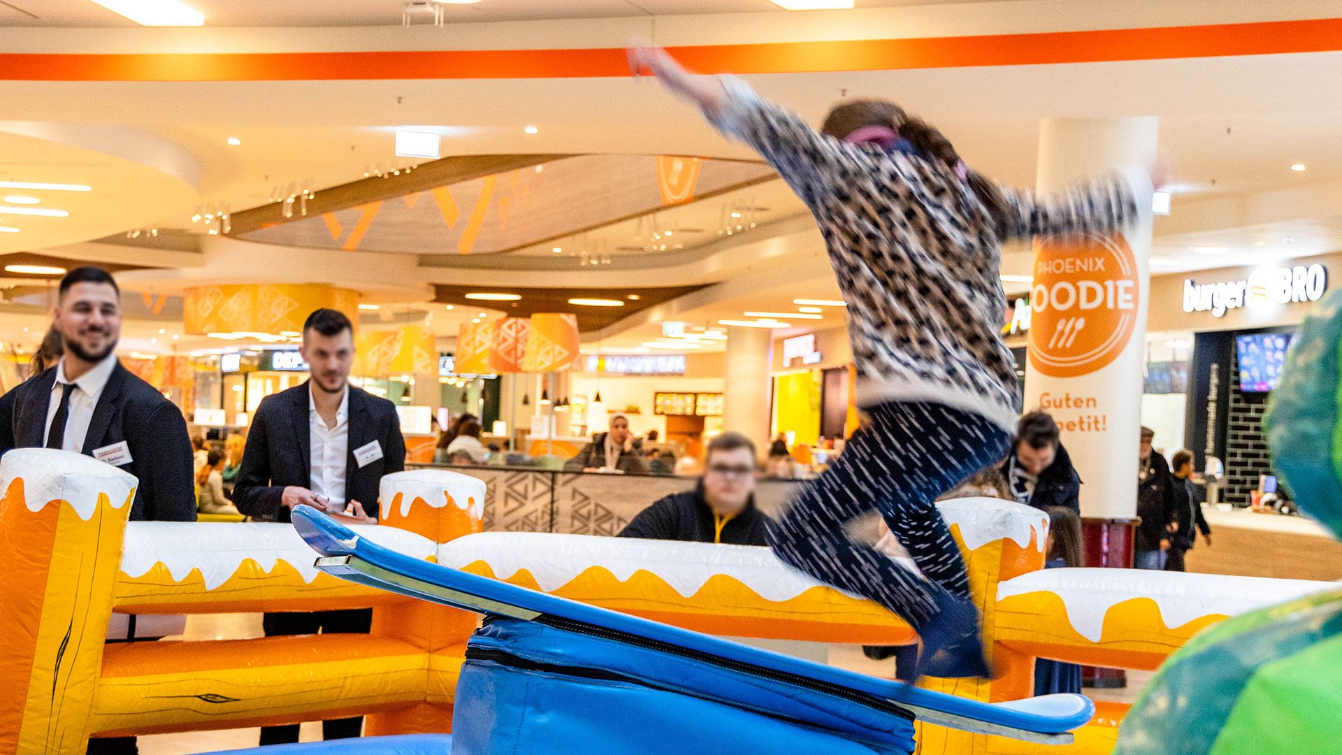 Der Snowboard-Simulator ist immer ein Magnet für Groß und Klein. | Foto: ein
