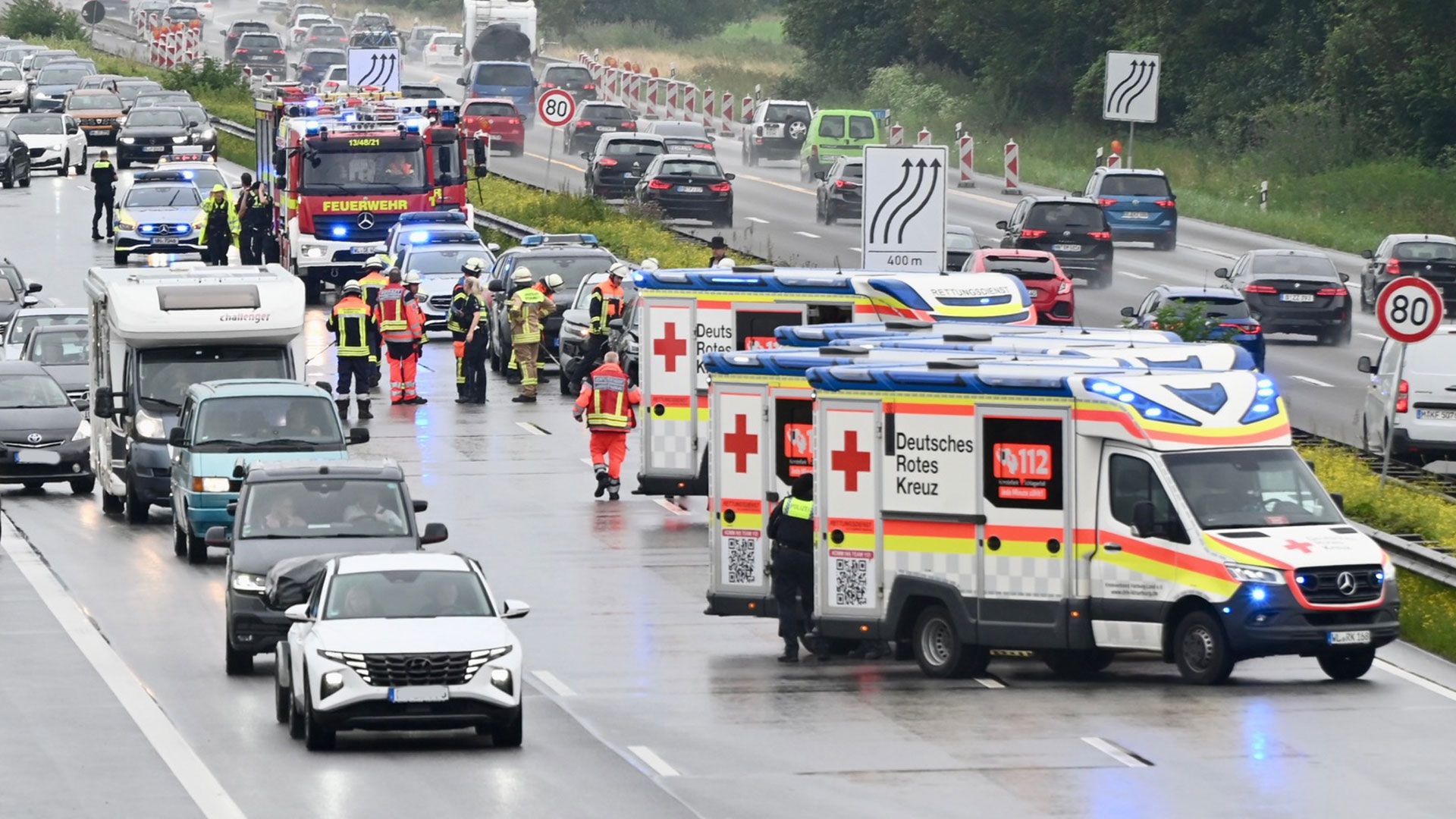 Zu einer Massenkarambolage kam es am Sonntag auf der A1 bei Klein Moor. | Foto: Lenthe-Medien
