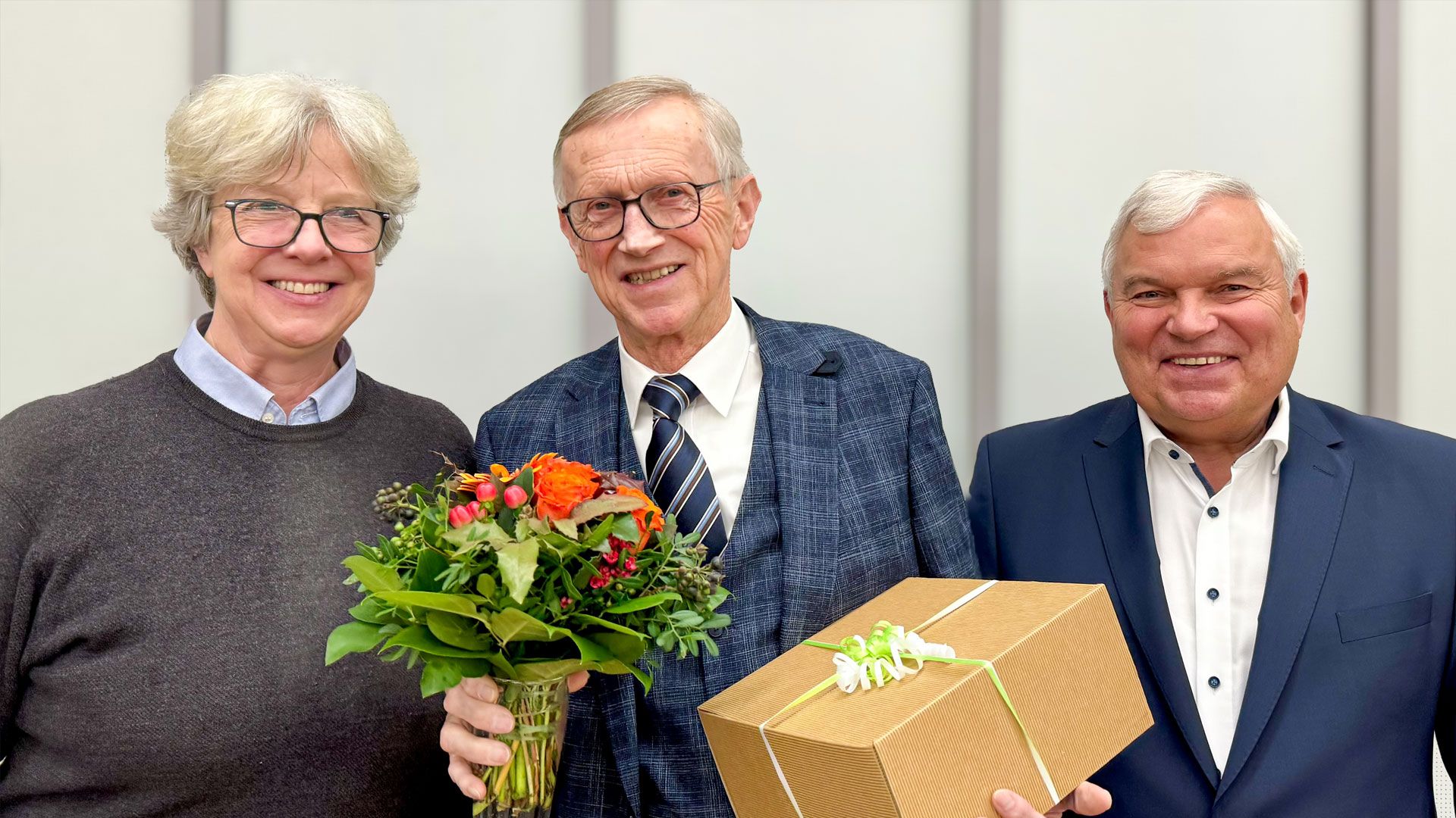 Bürgermeisterin Emily Weede und der stellvertretende Ratsvorsitzende Dr. Norbert Wilezich (rechts) dankten Friedrich Becker mit Blumen und einem Präsent. | Foto: Gemeinde Seevetal