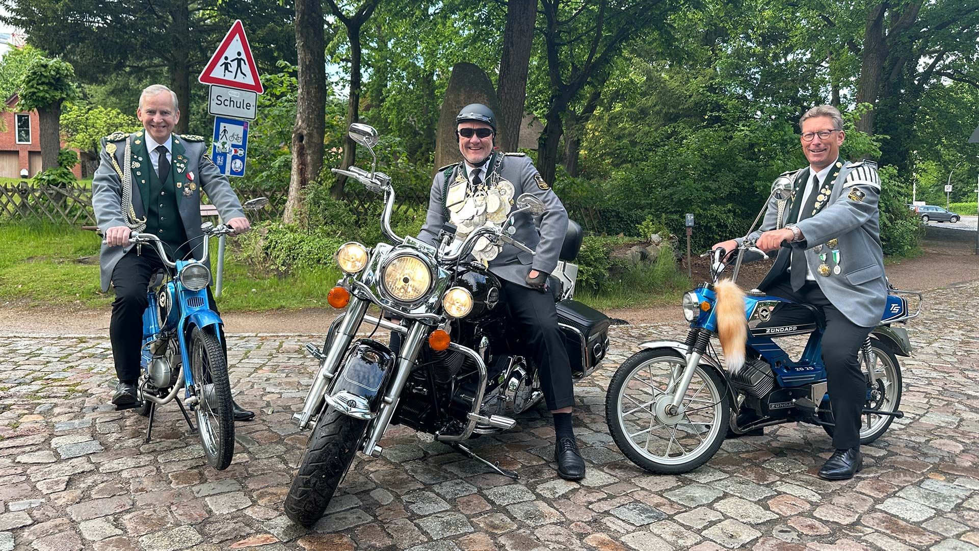 Der König ist passionierter Harley-Fahrer: Stefan Heidtmann (Mitte) mit seinen Adjutanten Rainer Bliefernicht (links) und Arne Wiechers. Foto: Jojo Tapken