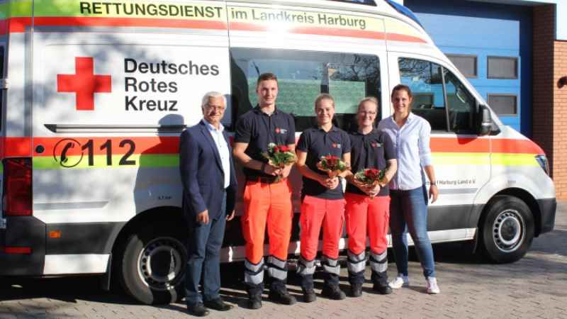 Die drei Azubis haben nach rund dreijähriger Ausbildung die Abschlussprüfung zum Notfallsanitäter erfolgreich absolviert. | Foto: ein