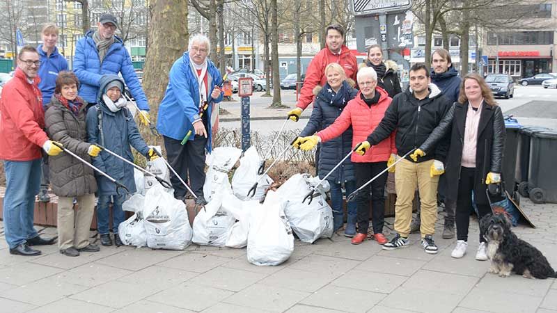 Im vergangenen Jahr wurden in der Harburger Innenstadt sage und schreibe 20 Säcke voll Müll gesammelt. | Foto: Niels Kreller