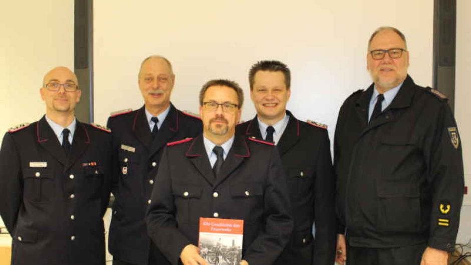 Über das runde Jubiläum beim Funklehrgang freuen sich der stellvertretende Lehrgangsleiter Peter Riecken, Kreis-Ausbildungsleiter Ralf vom Lehn, der Jubilar Thomas Schmidt, Lehrgangsleiter Andreas Kallmeier und der stellvertretende Kreisbrandmeister Sven Wolkau. | Foto: ein