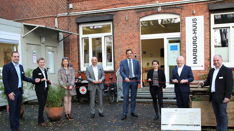 Miteinander verbunden, um obdachlose Menschen zu unterstützen: Thorben Goebel-Hansen (von links, Einrichtungsleiter Harburg-Huus), Dr. Simone Thiede (DRK-Fundraiserin), Karin Bischoff (stellv. DRK-Vorstand), Dr. Sam Foos (Gröner Group), Christoph Gröner (Geschäftsführer Gröner Group), Johanna Sprenger (Gröner Group), Prof. Dr. Rüdiger Grube (Schirmherr), Ulrich Bachmeier (DRK-Bereichsleiter). | Foto: DRK-Kreisverband Hamburg-Harburg e.V.