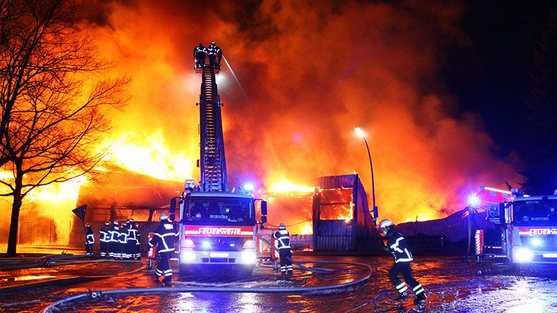 Großeinsatz: In Wilhelmsburg steht eine Lagerhalle in Flammen. | Foto: HamburgNews