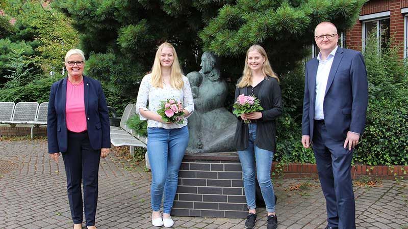 Seevetals Bürgermeisterin Martina Oertzen (von links) gratulierte Sophie Heitmann und Beke Jobmann gemeinsam mit Hauptamtsleiter Mike Wille. | Foto: Gemeinde Seevetal