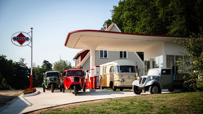 An der 50er-Jahre-Tankstelle im Freilichtmuseum am Kiekeberg stehen die Oldtimer. | Foto: FLMK