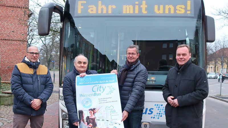 Ronald Hinz und Michael Peter (beide KVG), Geschäftsbereichsleiter Andreas Mayer und Bürgermeister André Wiese (v.l.) freuen sich auf den Winsener Citybus. | Foto: ein