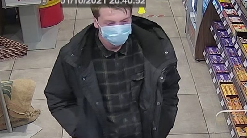 Mach diesem Tankestellenräuber fahndet die Polizei mit Fotos aus der Überwachungskamera. | Foto: Polizei