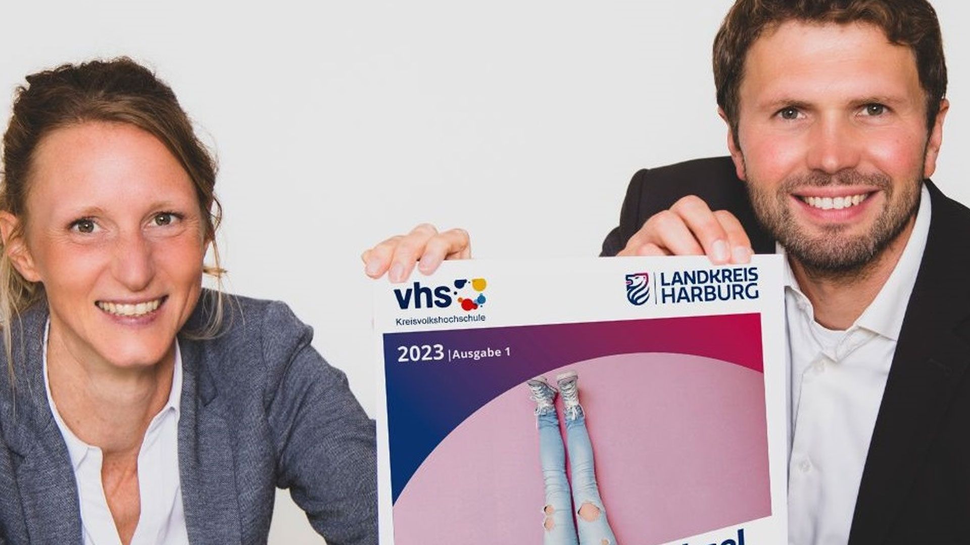 Asja Meretzki und Stefan Baumann mit dem neuen KVHS-Programmheft. | Foto: KVHS