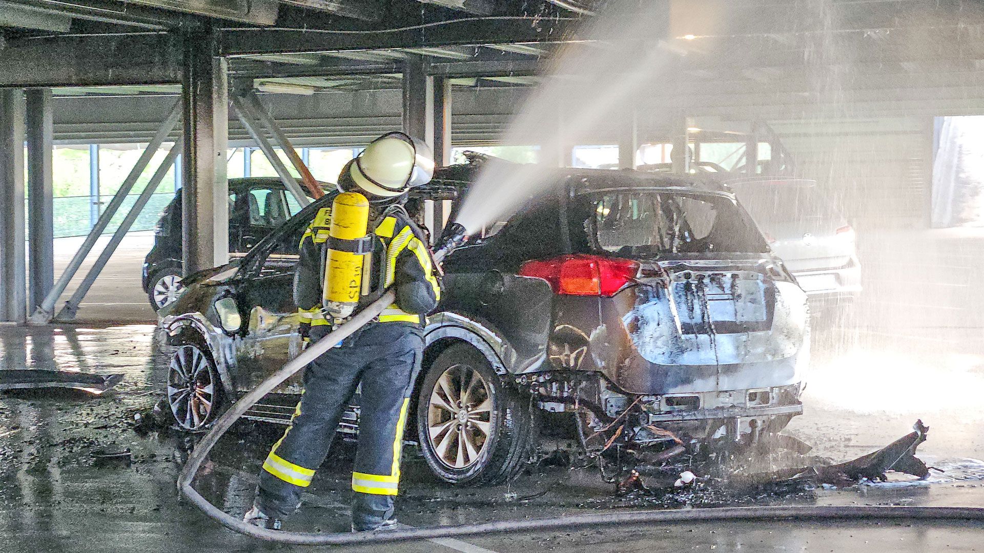 Schnell konnte die Feuerwehr das brennende Auto löschen. | Foto: JOTO