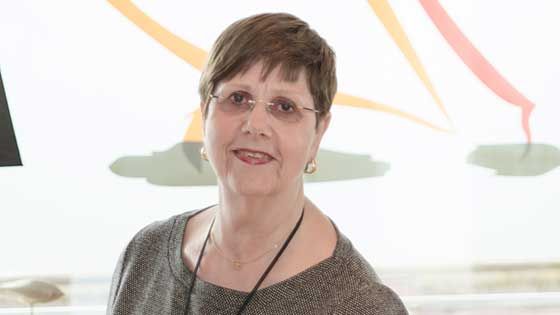 Evelyn Hädrich-Hörmann, Tochter von Gerd und Traute Hädrich und jetzige Tanzschul-Chefin, wird den von ihr gestifteten Pokal persönlich an das Siegerpaar zu überreichen. | Foto: Niels Kreller