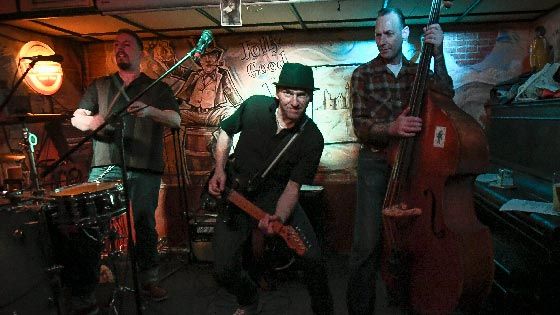 Die Rockabilly & Rock'n'Roll-Band Mikel OneTwo bekommt am Freitagabend im The Old Dubliner unterstützung durch den amerikanischen Musiker Clint Ivie. | Foto;: Niels Kreller