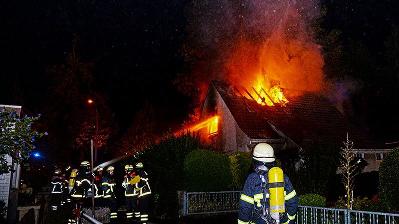 Das Feuer zerstörte das Einfamilienhaus im Wetternstieg in Neuland. | Foto. André Lenthe Fotografie