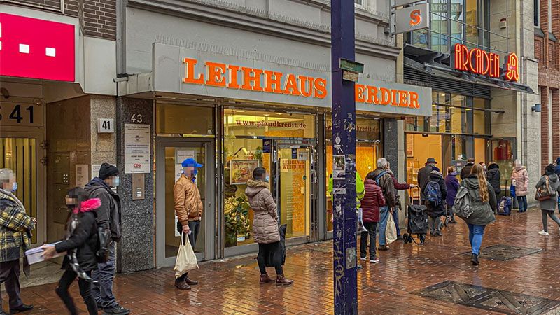 Vor der Arcaden Apotheke in der Lüneburger Straße warten die Menschen heute darauf, durch die Luke ihre Masken zu bekommen. | Foto: Niels Kreller