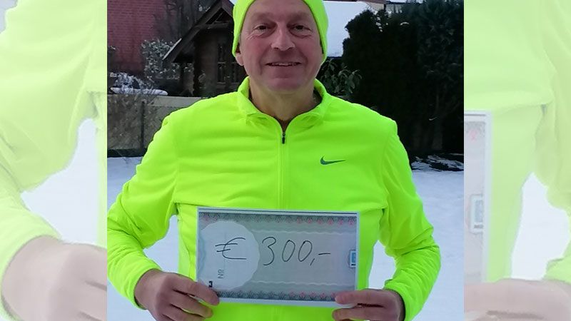 Laufcoach Svend Bädker freut sich, dass der Lauftreff dem TuS Fleestedt 300 Euro für die Jugendarbeit übergeben kann. | Foto: ein
