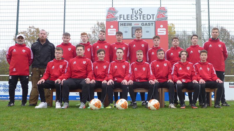 Das Fleestedter U17-Landesliga-Team präsentierte sich vor dem Spiel gegen die JSG Aue Wrestedt in den neuen Windbreaker-Jacken. | Foto: TuS Fleestedt/U. Vergin