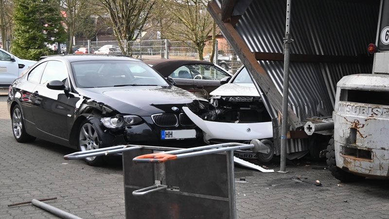 Dieser BMW rammte auf dem Hof einer Autowerkstatt mehrere gerade neulackierte PKW. | Foto: HamburgNews