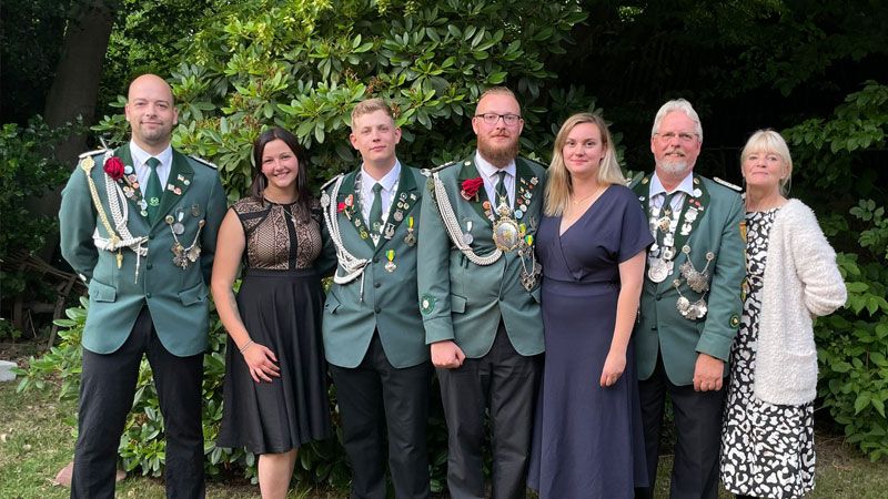 Das neue Königsgespann in Vahrendorf: Hagen Elger (von links), Jennifer Vaubel und Leroy Tiede, König Florian mit Königin Helena S. und Thomas Cordes mit seiner Frau Angela. | Foto: SV Vahrendorf