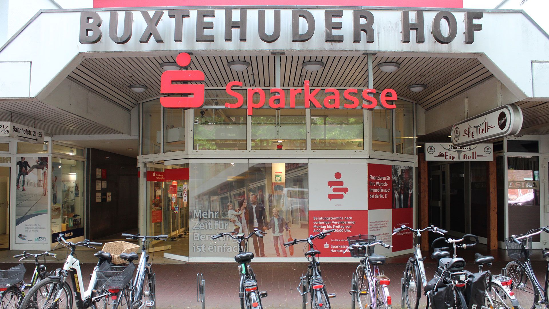 Der Übergangsstandort der Sparkasse Harburg-Buxtehude in der Bahnhofstraße 21-25 in Buxtehude ist morgen am Freitag, 8. Dezember 2023, geschlossen. Ab Montag geht es dann im Neubau gleich gegenüber weiter. | Foto: ein