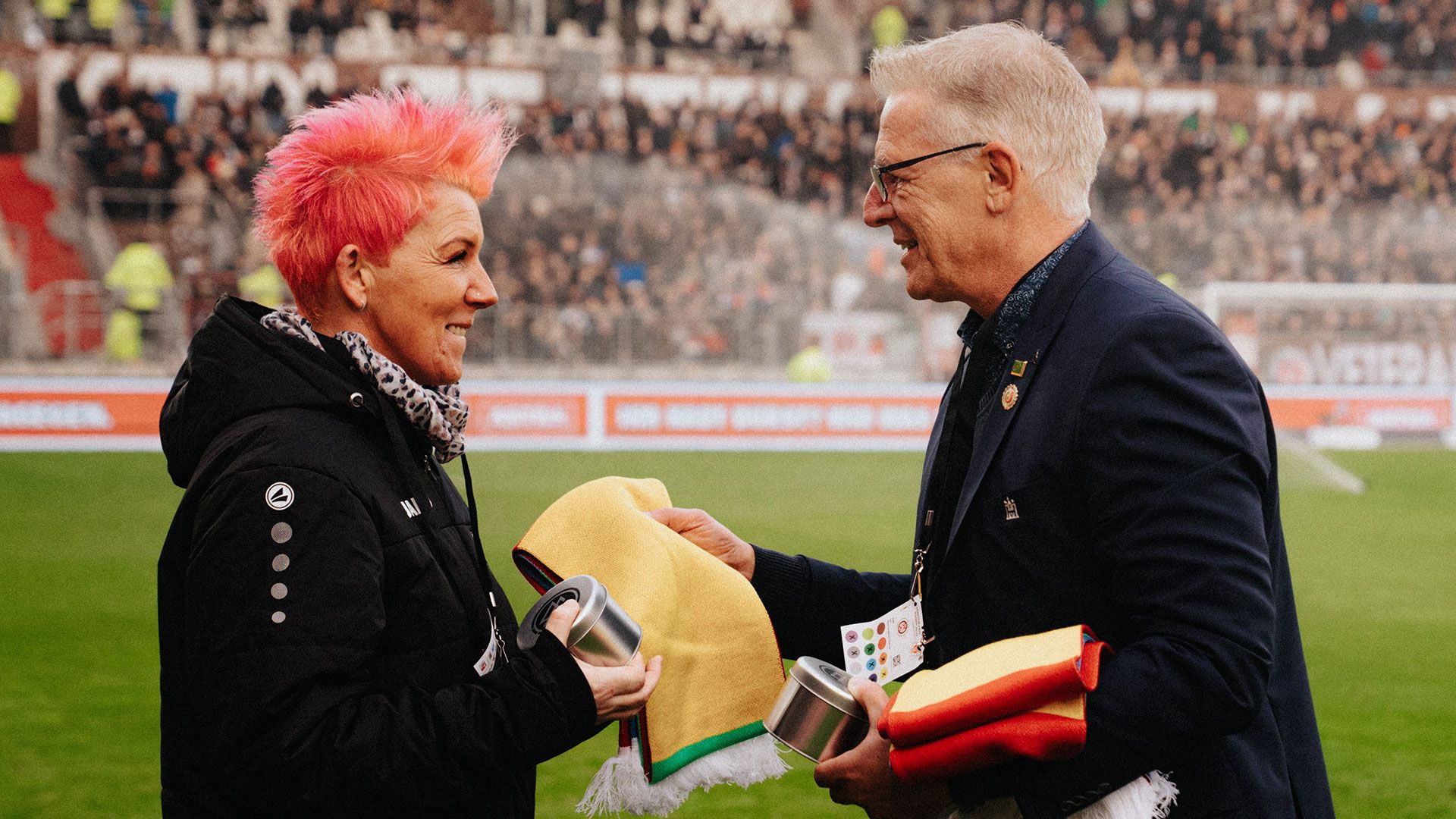 Yvonne Petrich bekommt vom Ehrenamtsbeauftragten Andreas Hammer die DFB-Ehrennadel überreicht. | Foto: ein