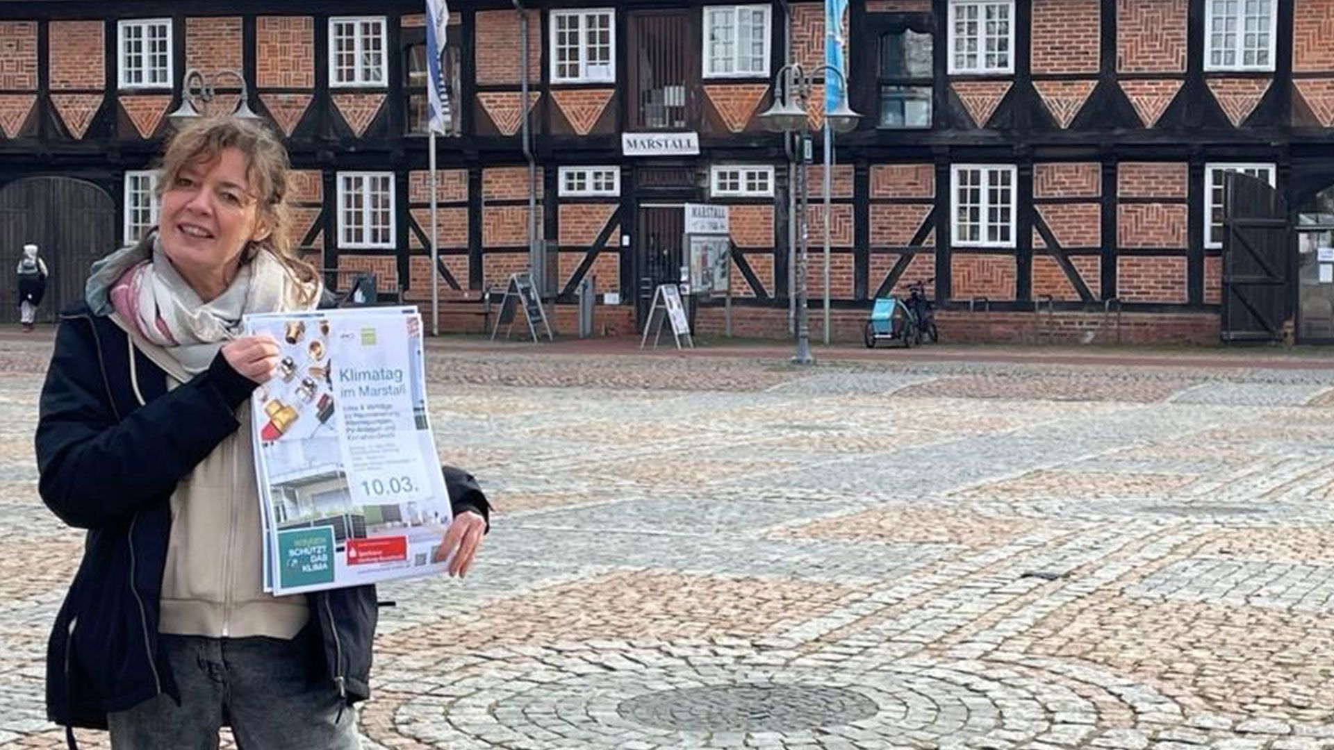 : Petra Wahle vom Fachbereich Gesundheit & Umwelt der Kreisvolkshochschule vor dem Marstall. | Foto: ein