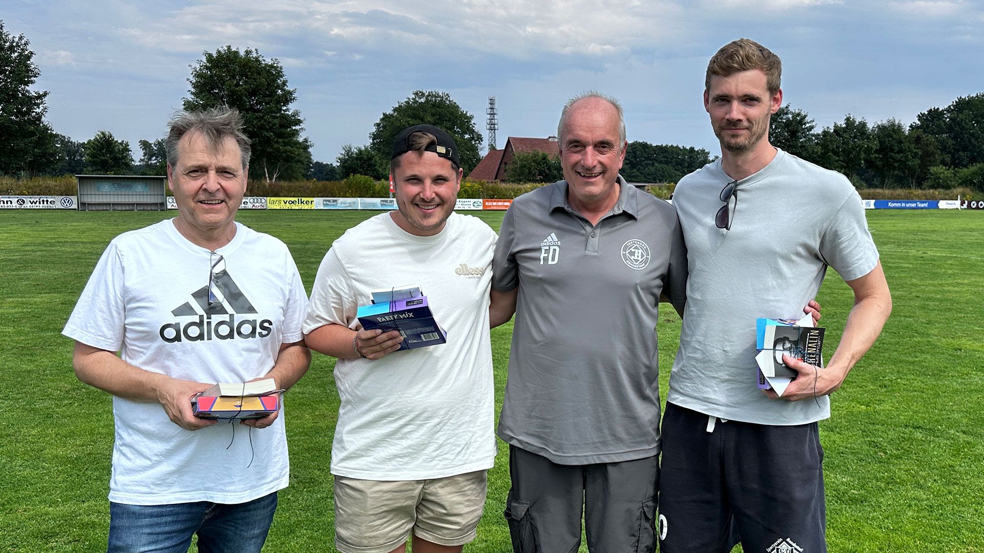 Frank Dohnke (Zweiter von rechts) dankte Oliver Schwarzer (von links), Philipp Schlegel und Paul Döring | Foto: SV Bendestorf