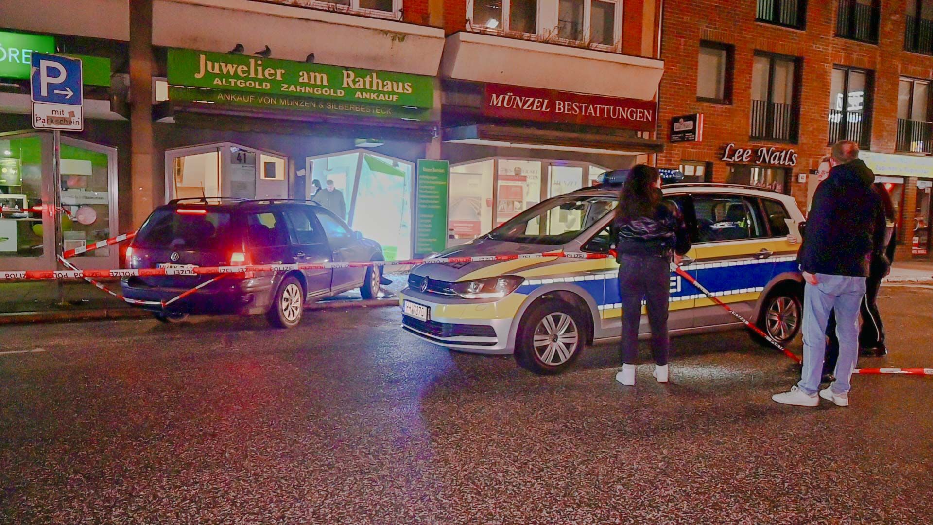 Ein Auto raste am frühen Dienstagmorgen in ein Juweliergeschäft in Harburg. Foto: Lenthe-Medien
