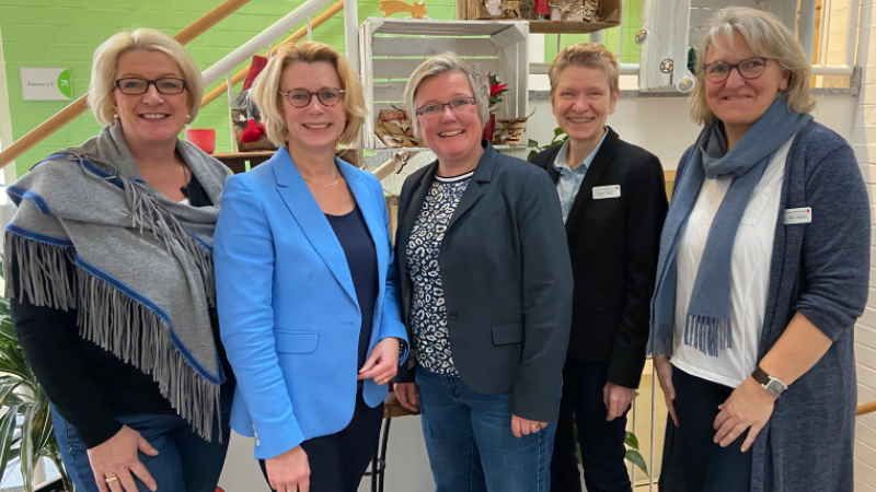 Unternehmerin Nicole Maack (von links), die CDU-Bürgerschaftsabgeordnete Birgit Stöver, Hospizleiterin Britta True, DRK-Fundraiserin Dr. Simone Thiede und Vera Müller-Wallbaum, stellvertretende Pflegedienstleiterin im Hospiz für Hamburgs Süden. | Foto: ein