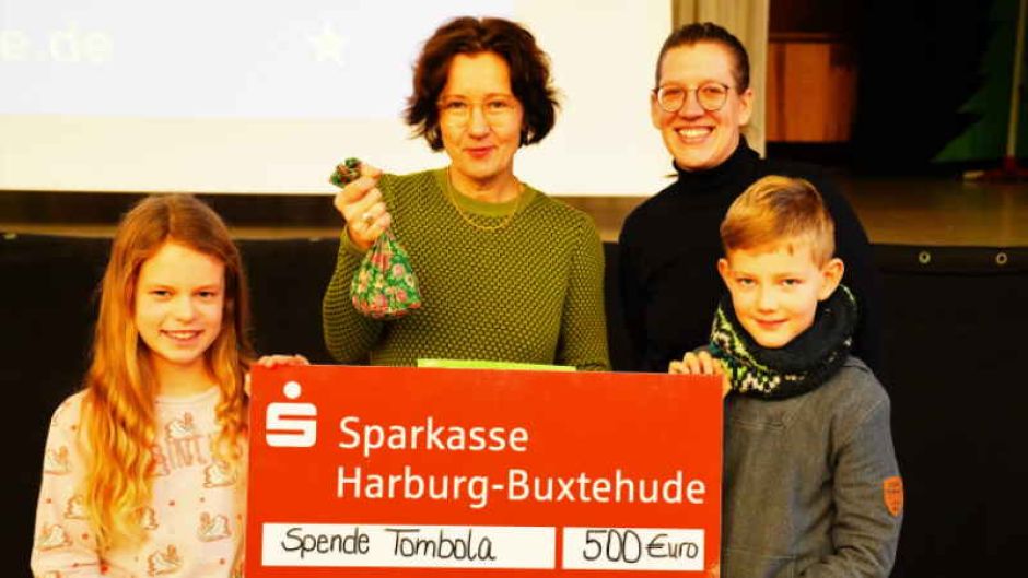 Die Fischbeker Schüler Aaron und Wanda mit Abteilungsleiterin Julia Kreutle (rechts) bei der Spendenübergabe. | Foto: ein