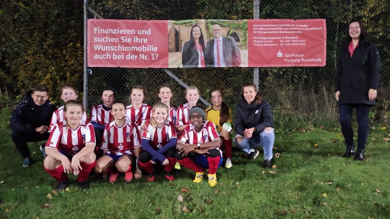 Marjana Ivkovic von der Sparkasse Harburg-Buxtehude (rechts) mit den frisch eingekleideten D-Juniorinnen des FC Rosengarten und ihren Betreuern Johanna Wollmann und Finn Korioth. | Foto: Sparkasse