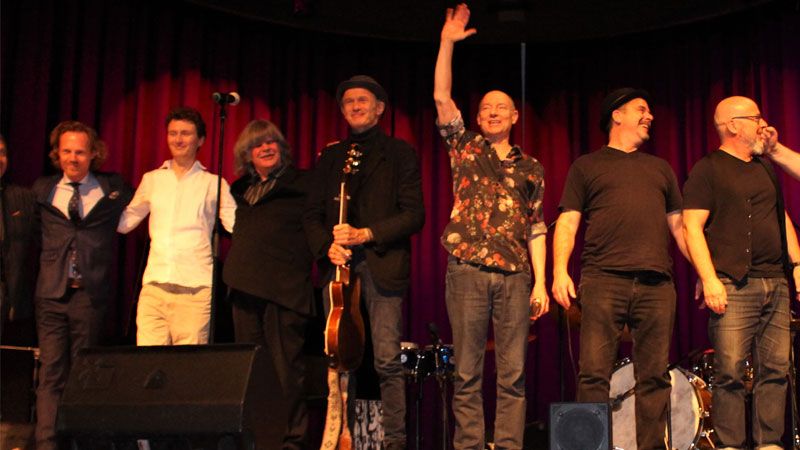 Einige der Musiker der Harburger Blues- und Boogie-Night in der Heimfelder Friedrich-Ebert-Halle nach dem umjubelten Finale gegen Mitternacht. Links Niels von der Leyen. | Foto: ein