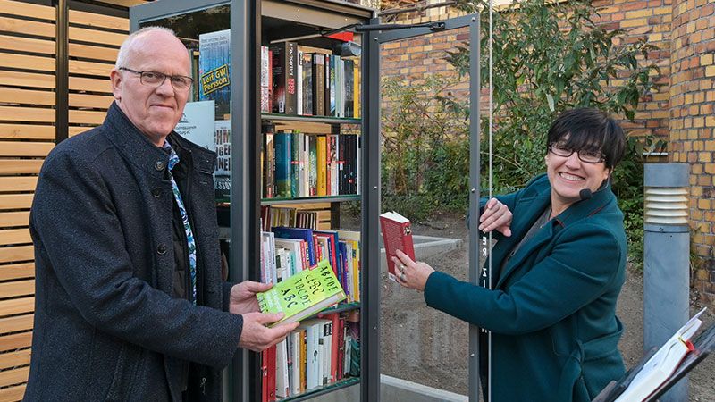 Joachim Bode (EBV) und Sandra Keck öffneten als erste den neuen Bücherschrank. | Foto: Niels Kreller