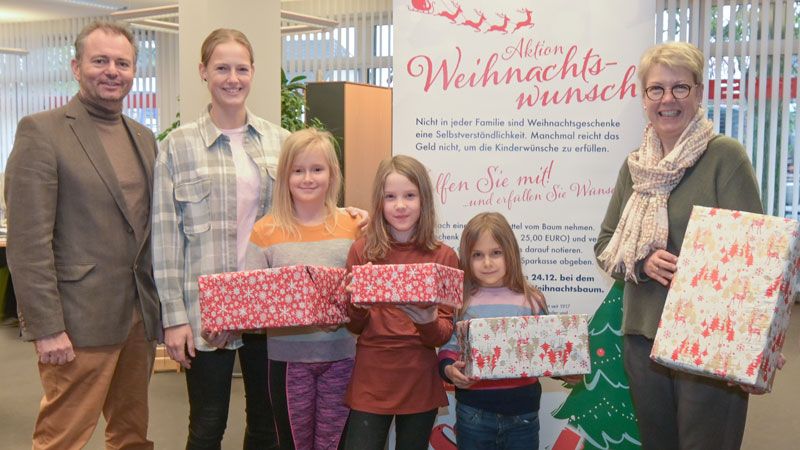 Blicken voller Vorfreude dem Startschuss der Aktion Weihnachtswunsch entgegen: Stephan Schrader, Lions Club Buchholz-Nordheide (links), Dorit Wickbold, Sparkasse Harburg-Buxtehude (rechts) sowie Jana Plunke (2. v.l.) und die Kinder des Evangelischen Friedenshorts. | Foto: Niels Kreller