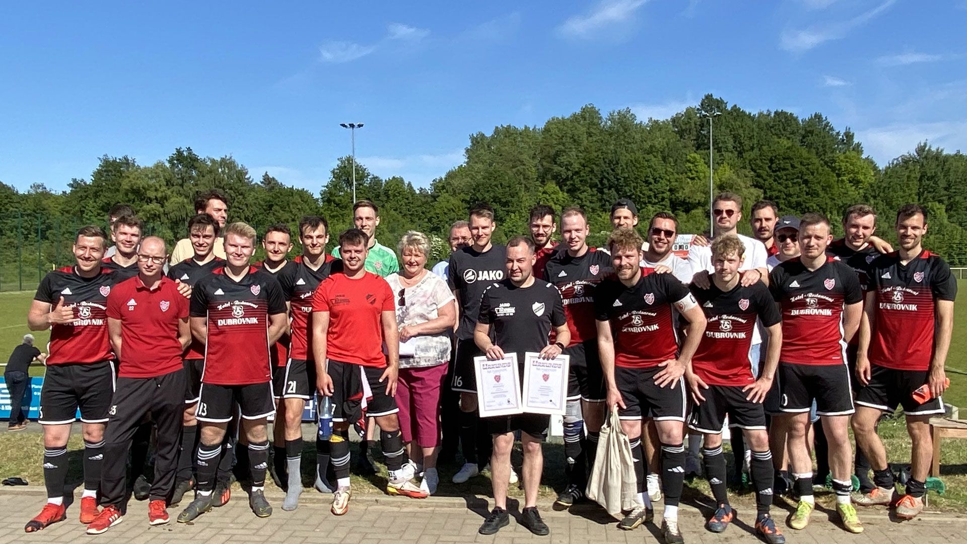 Die Kreisliga-Fußball-Mannschaft des TuS Fleestedt nach dem erfolgreichen Klassenerhalt. In der Mitte Nils Aschi Aschenbrenner mit seinen Auszeichnungen. | Foto: M. Rohte