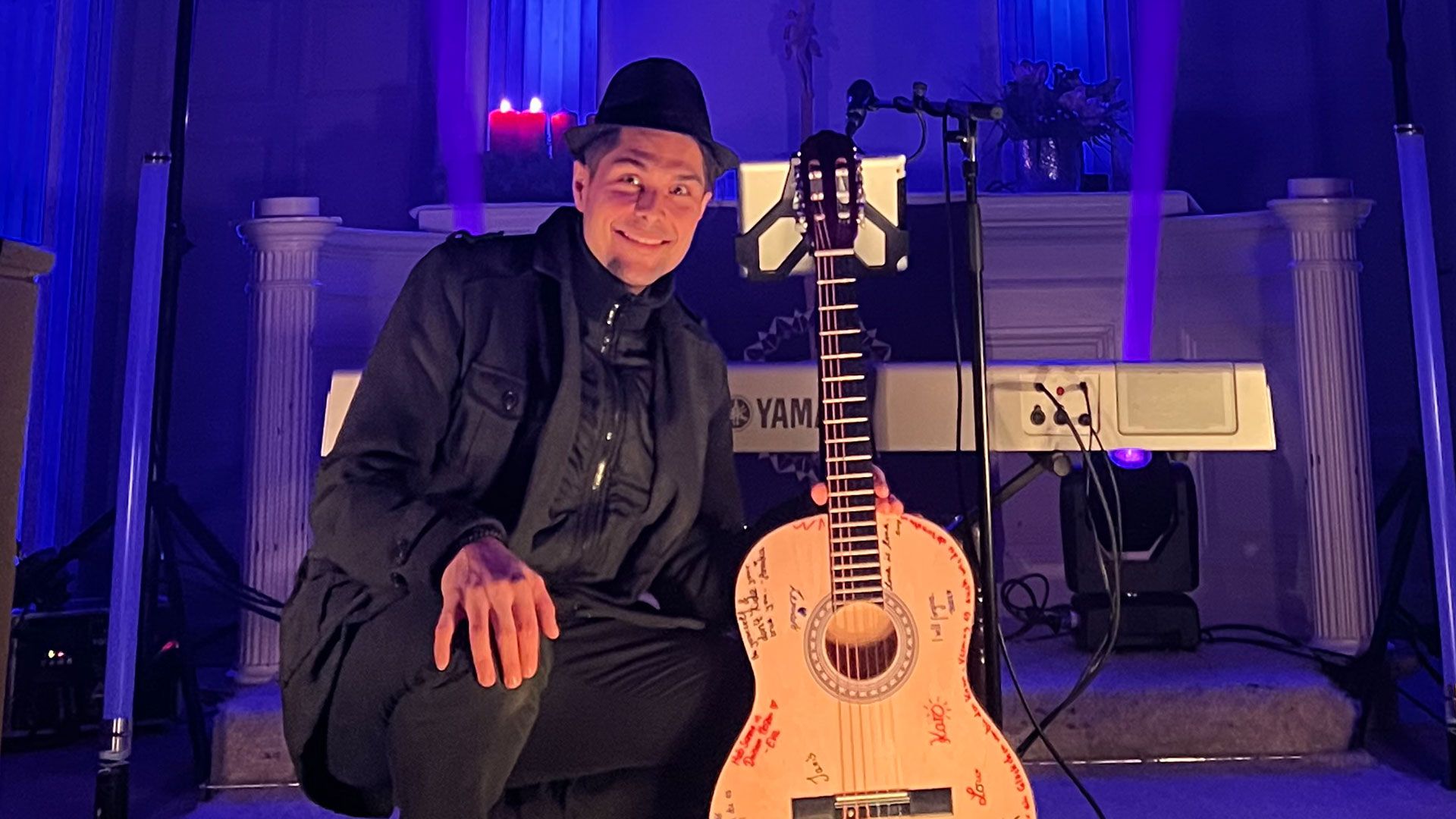 Chris Martius bei seinem Konzert im Dezember 2022 in der Jesteburger St. Martins-Kirche. | Foto: E. Engert