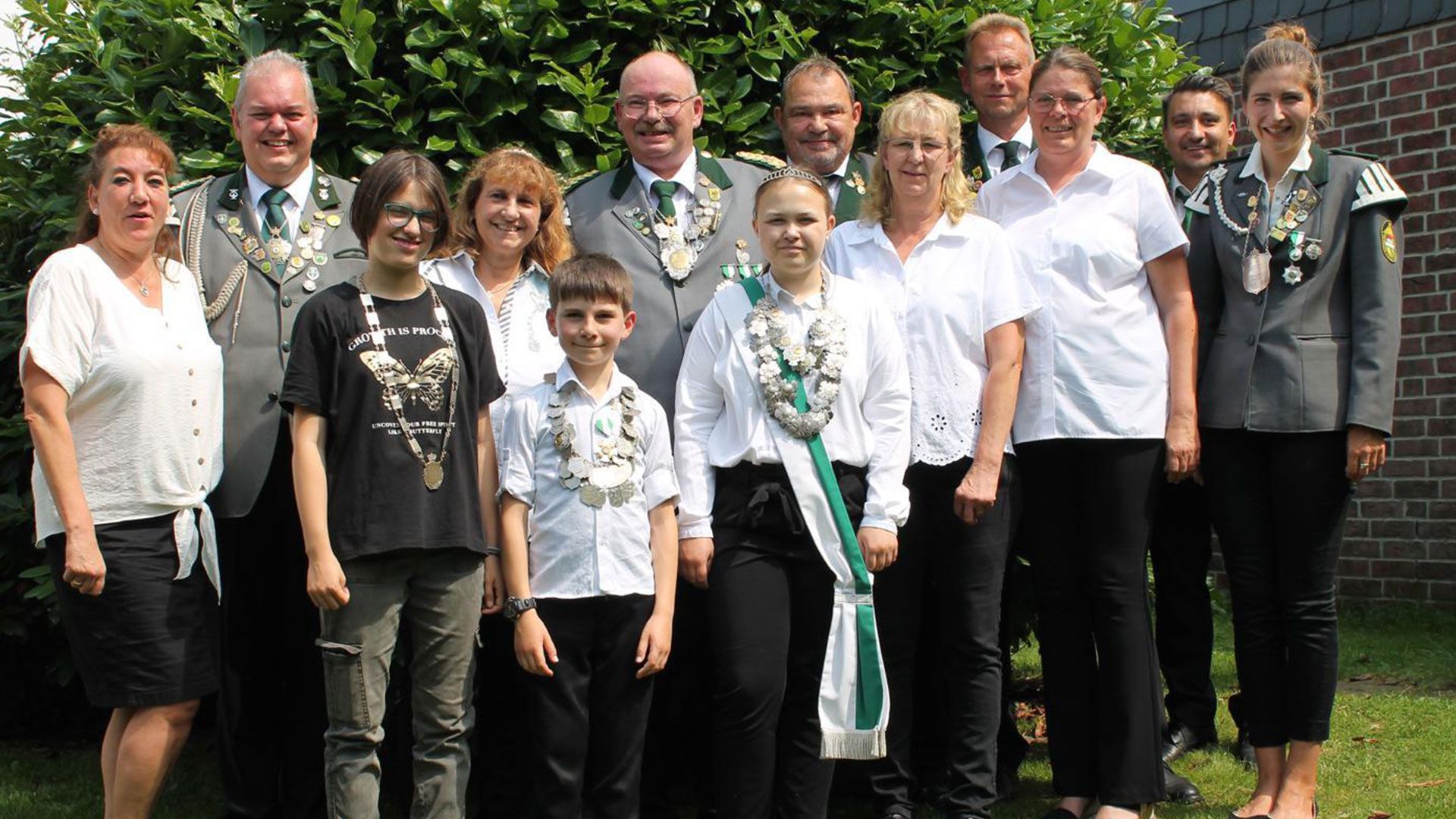 Die Würdenträger des Schützenvereins Tötensen-Westerhof: Yvonne Weseloh (von links), Peter Weseloh (Adjutant), Antonia Flägel (Jugendkönigin), Martina Höper, Torben Lorenzen (Kinderkönig), König Hermann Höper "der Herzliche", Lilly Gierach (Kinderkönigin), Klaus Wilkens (Adjutant), Bettina Wilkens, Bernd Krivohlavek (Adjutant), Melanie Krivohlavek, Nicolas Marin (Vizekönig) und Merle Marin (Damenkönigin). | Foto: SV Tötensen-Westerhof