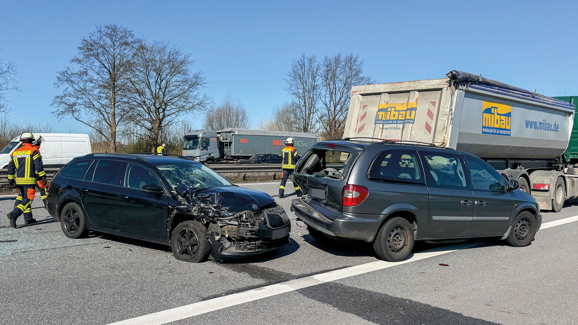 Vier PKW und ein LKW waren an dem Unfall beteiligt. | Foto: JOTO