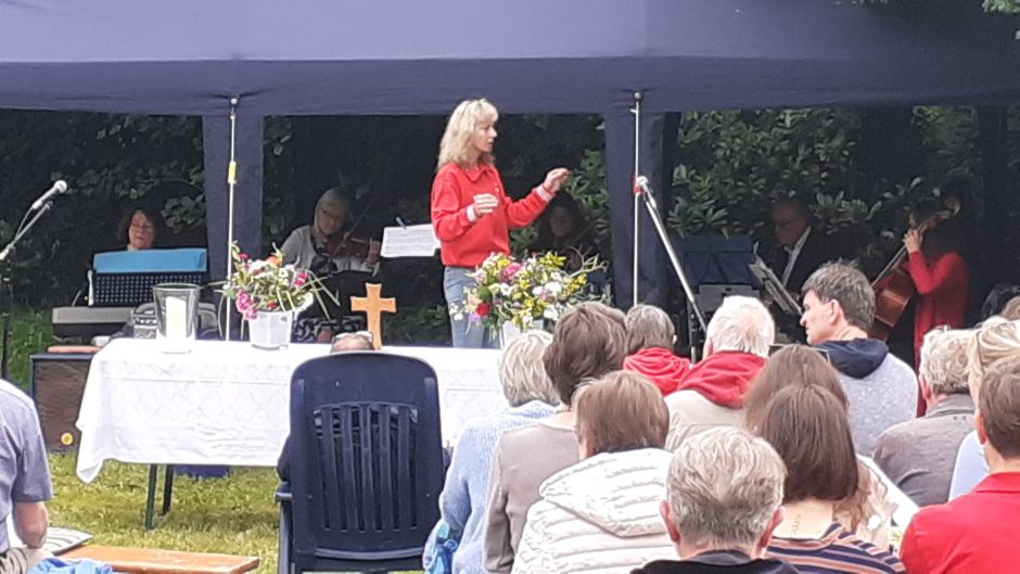 Der Gottesdienst unter freiem Himmel gehört für viele Neu Wulmstorfer inzwischen fest zum Sommerprogramm. Foto: ein