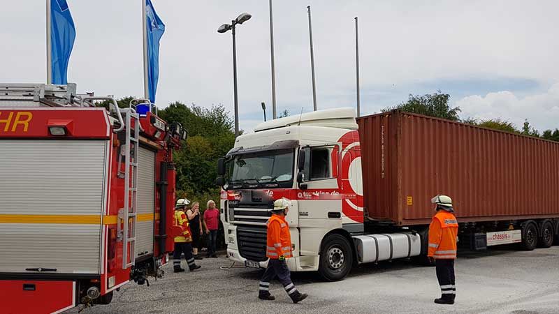 Die Feuerwehren aus Fleestedt und Maschen waren bei diesem Lkw im Einsatz. Dort hatte ein Elektrogerät Feuer gefangen. | Foto: Matthias Köhlbrandt
