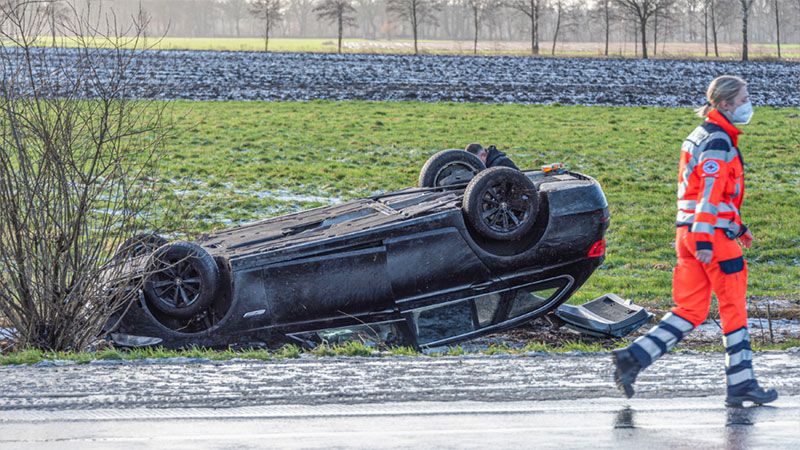 Ein PKW landete kopfüber im Seitenbereich der A1. | Foto: JOTO