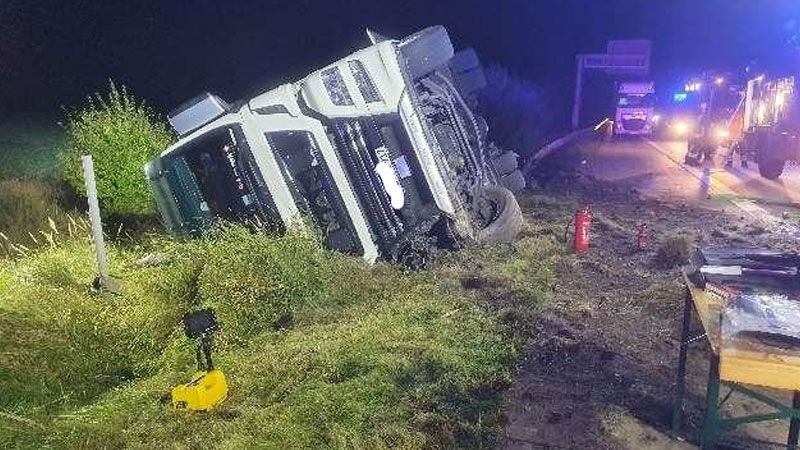 Der mit Konfitüre beladene LKW landete im Straßengraven der A7. Die Ursache hat wahrscheinlich einen medizinischen Hintergrund. | Foto: Polizei