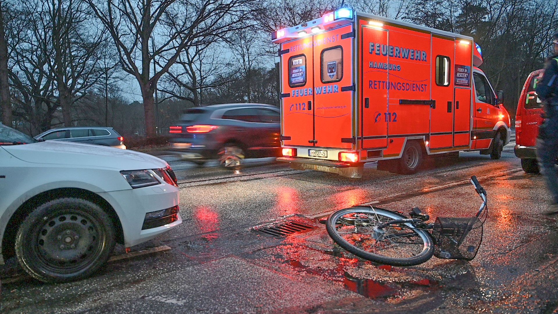 Bei einem Unfall im Ehestorfer Heuweg / Ecke B73  wurde heute eine Radfahrerin von einem PKW erfasst. | Foto: HamburgNews