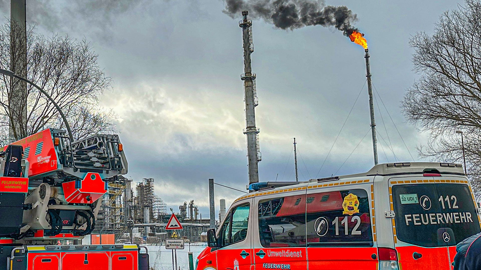 Zum Glück brannte nicht das ehemalige Kohlekraftwer oder ein Windrad. Die Erdöl-Raffinerie Holborn arbeitete nur an ihrer Gasfackel. | Foto: Lenthe-Medien
